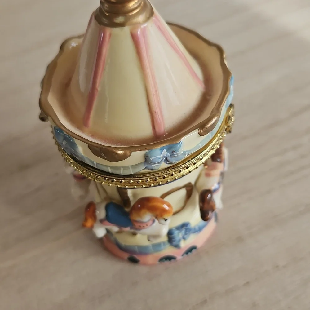 Small Carousel Ceramic Box - Picture 5 of 10